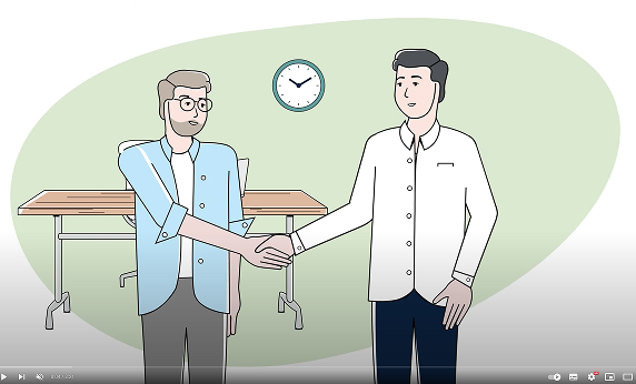 Zwei Personen schütteln sich lächelnd die Hände in einem Büro mit Tisch und Uhr im Hintergrund.